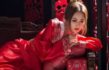 Tháo dỡ cầu thang bê tông tại Hóc Môn, TPHCM